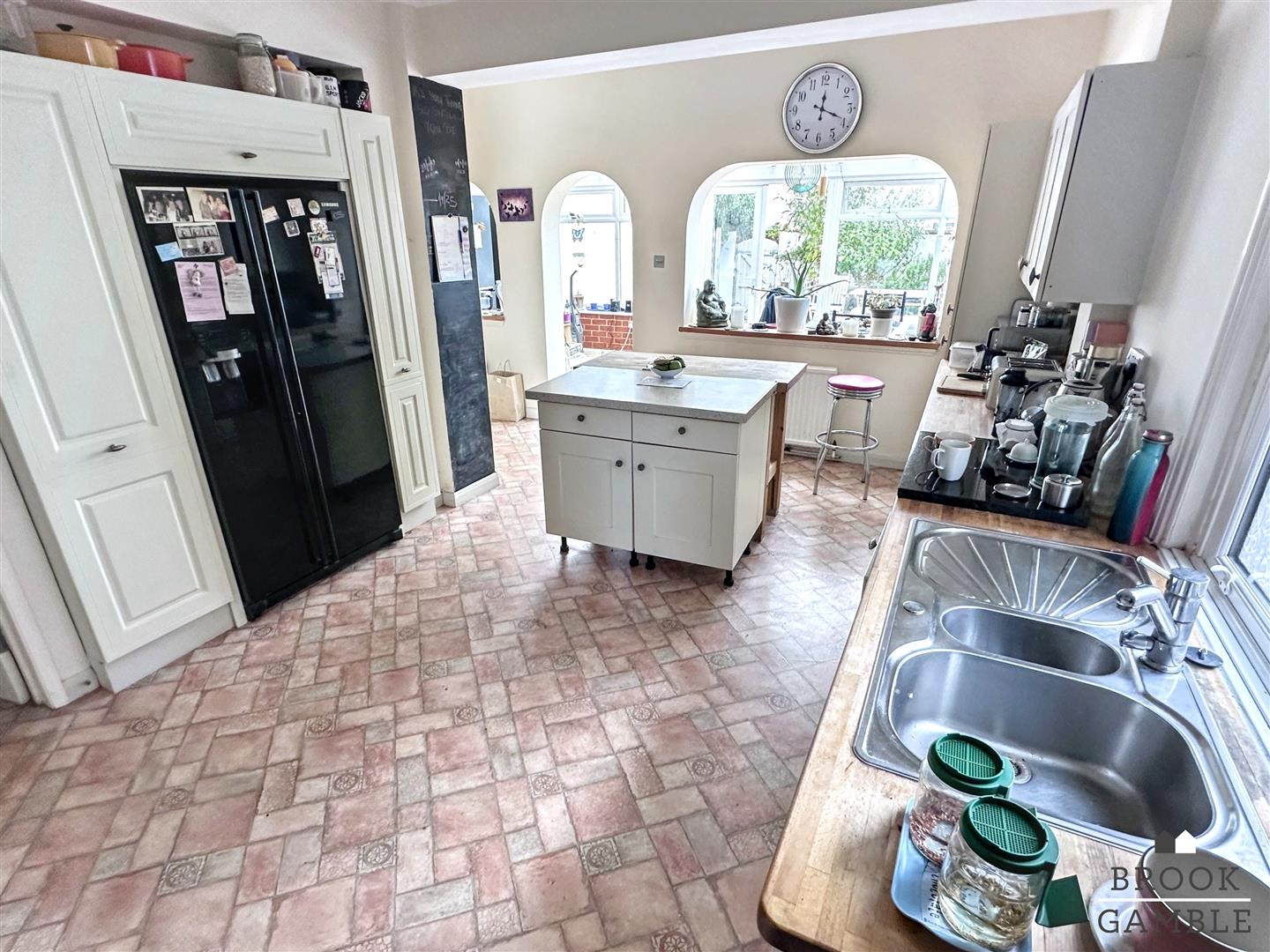 5 Bedroom House - Semi-Detached. Cliff Road in Eastbourne, East Sussex 4